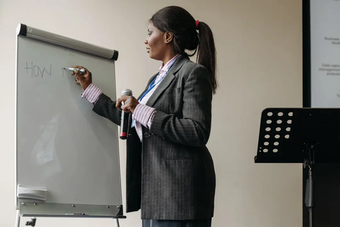 Cinco razões pelas quais o coaching de voz focado agora lhe poupa tempo mais tarde